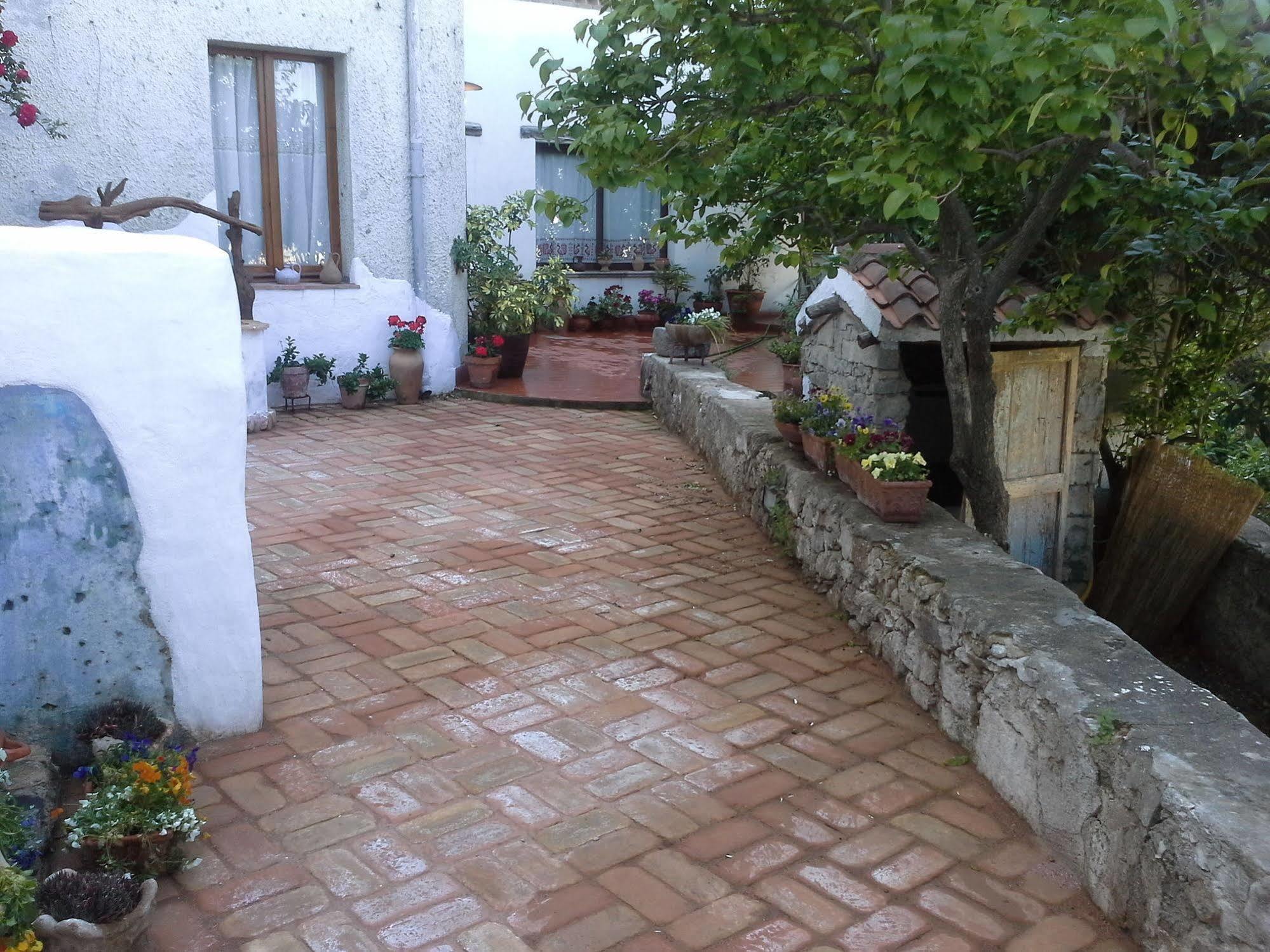 B&B Corte San Lussorio โอเลียนา ภายนอก รูปภาพ